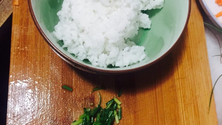 #蛋包饭#,#米饭准备半碗，要凉的，炒的时候才可以颗颗均匀，葱切成小段#