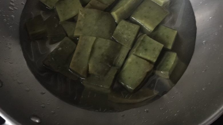 凉凉香草糕(民间野草糕),切小块与冷水一同下锅