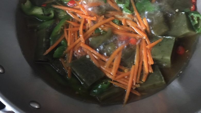 凉凉香草糕(民间野草糕),让其完全入味后,加入半匙茶油(加茶油有去湿功效)