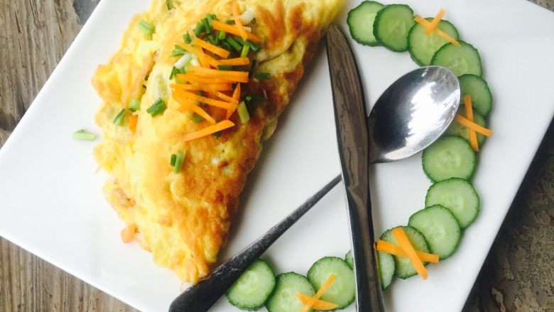 #蛋包饭#,#盛入盘中，摆盘，慢慢享用#