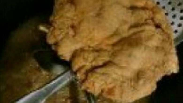 香酥炸鸡排,9.得到脆鳞状,放入八分热的有锅中煎炸。