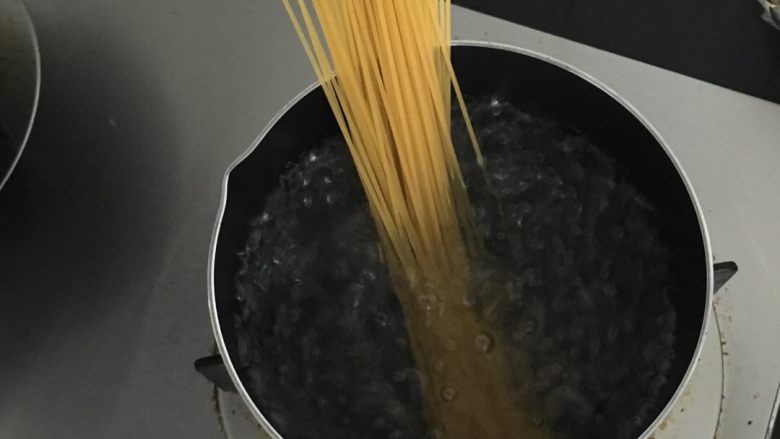 自制肉丸和油浸小番茄的肉丸红酱意面,汤锅加水烧开加入盐,放进意面煮大概十二分钟,中间可以加一次冷水避免溢锅。