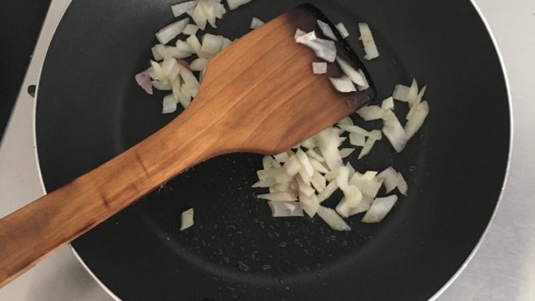 自制肉丸和油浸小番茄的肉丸红酱意面,在煮面的过程中，可以准备<a style='color:red;display:inline-block;' href='/shicai/ 47124'>意面酱</a>啦
平底锅加橄榄油，放入切好的<a style='color:red;display:inline-block;' href='/shicai/ 29'>洋葱</a>煸炒至金黄色。