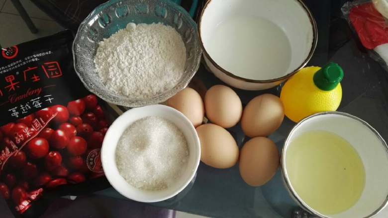 蔓越莓戚风蛋糕,先把材料准备齐,然后开工咯