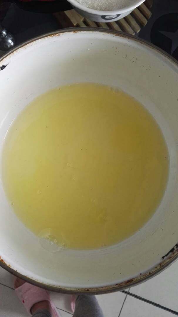 蔓越莓戚风蛋糕,然后蛋清分离,保证蛋清里没有蛋液哦!必须要用两个无水的干的容器。