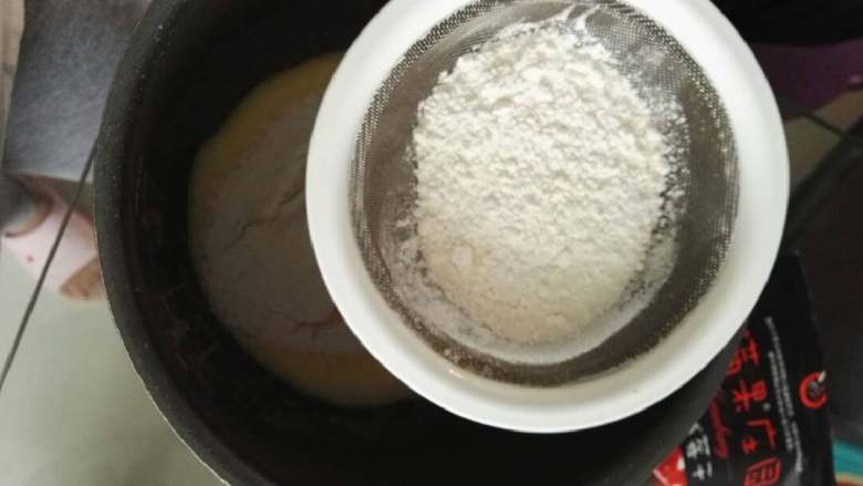 蔓越莓戚风蛋糕,将面粉过筛,加入打发好的蛋黄中搅拌