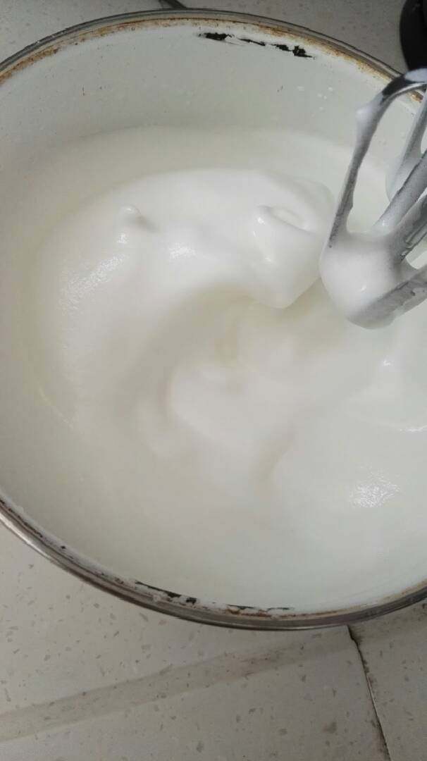 蔓越莓戚风蛋糕,剩下的糖再分两次依次慢慢加入,再加入1克盐,然后打发