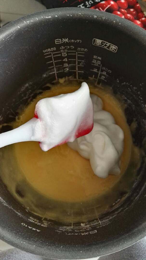 蔓越莓戚风蛋糕,然后先挑2勺打发好的蛋白至蛋黄糊中,从下往上搅拌