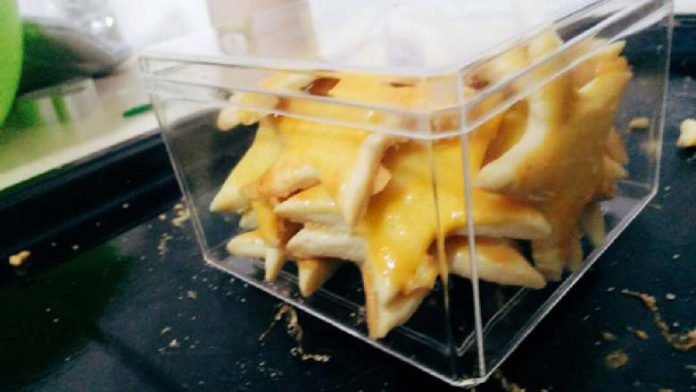 满天星黄油酥饼干,等放凉了,就可以装盒了,