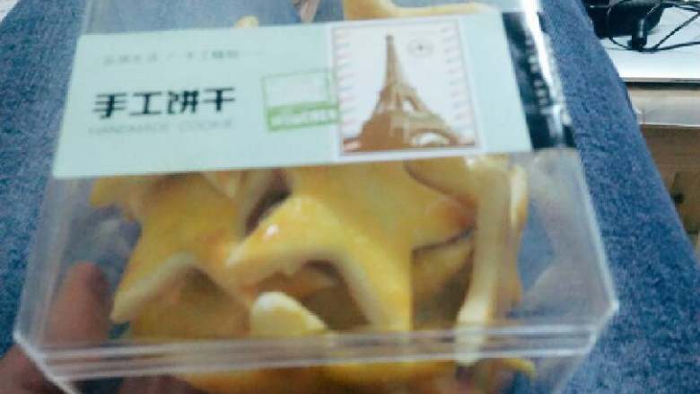 满天星黄油酥饼干,在盒子外面贴上喜欢的标签,一盒饼干就做好了