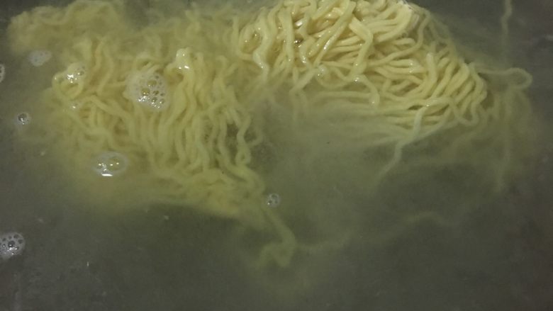「吃货久久」足料拌日本拉面,锅里煮水鼓泡泡了就可以下面 中大火 我喜欢开盖煮 可以多用筷子搅拌几次 中途加一次冷水 再沸腾一会就好了