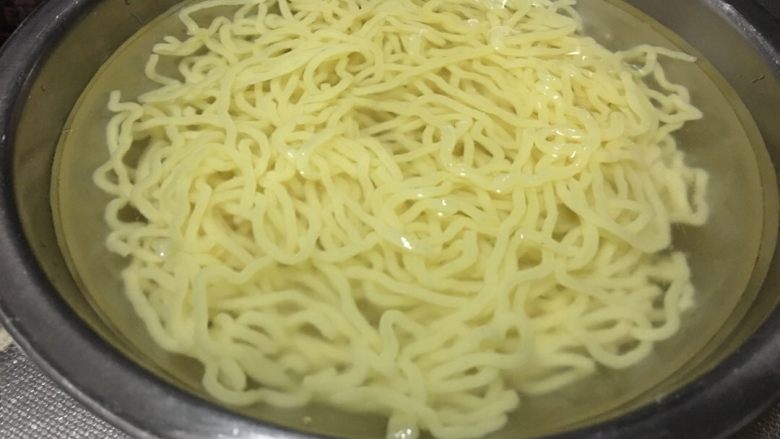 「吃货久久」足料拌日本拉面,用冷水过两道面 这样的面筋道且不容易粘 