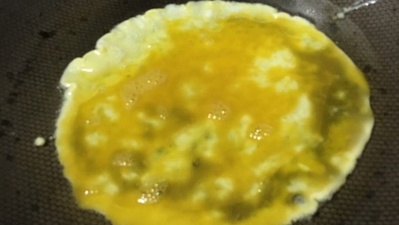 「吃货久久」足料拌日本拉面,打两个鸡蛋放入少许盐 热锅冷油中大火倒入蛋液 之前介绍过炒鸡蛋最好用筷子