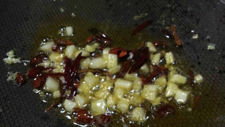 「吃货久久」足料拌日本拉面,加入大蒜尖椒 小火煸香