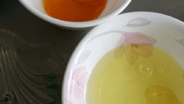 赛螃蟹,蛋白三个,蛋黄两个分别打在两个碗内。