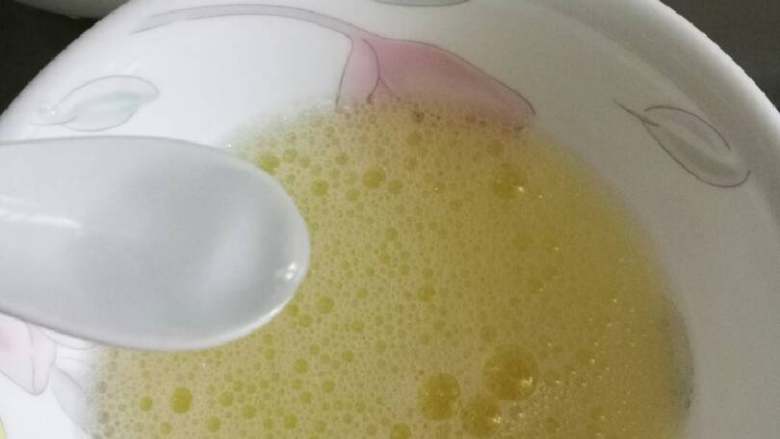 赛螃蟹,加少许盐,再加一点凉开水,一点点不能多。
