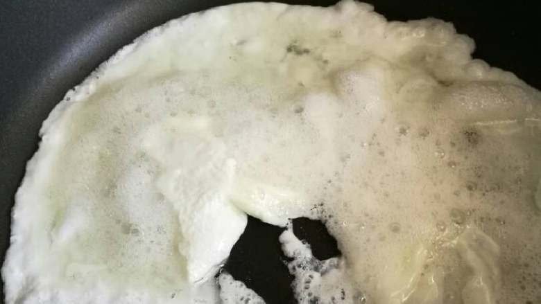 赛螃蟹,油锅热后下蛋白,大火迅速划散。