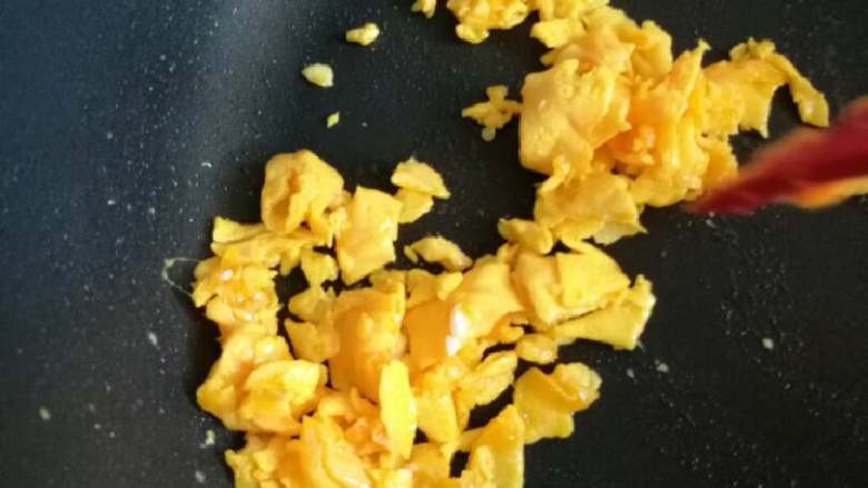 赛螃蟹,同样手法炒蛋黄,迅速划散。