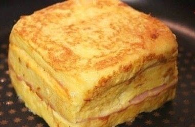 鸡蛋吐司 小热狗,煎成金黄色~