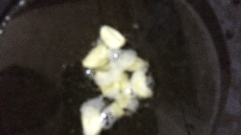 菜心妈妈的味道,煮熟以后菜心捞起锅里放油。再放蒜