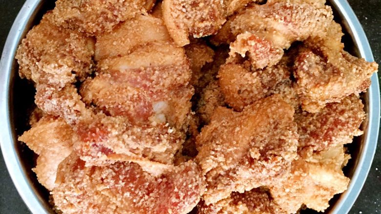 江西名菜------米粉肉!也叫粉蒸肉!,码放的时候注意:离边缘保持一点距离。这样蒸的时候,油就自然流到碗底!