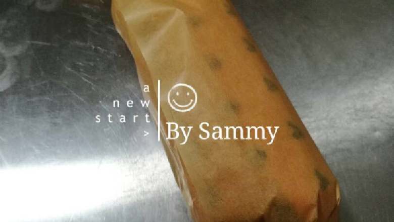 织女也疯狂 — 【爱心蛋糕卷】,卷好的蛋糕卷收口朝下,用油纸包成糖果状,冷冻30分钟后切割。