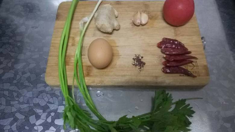 辣番茄风味汤面,准备好食材,洗净,沥水,备用。