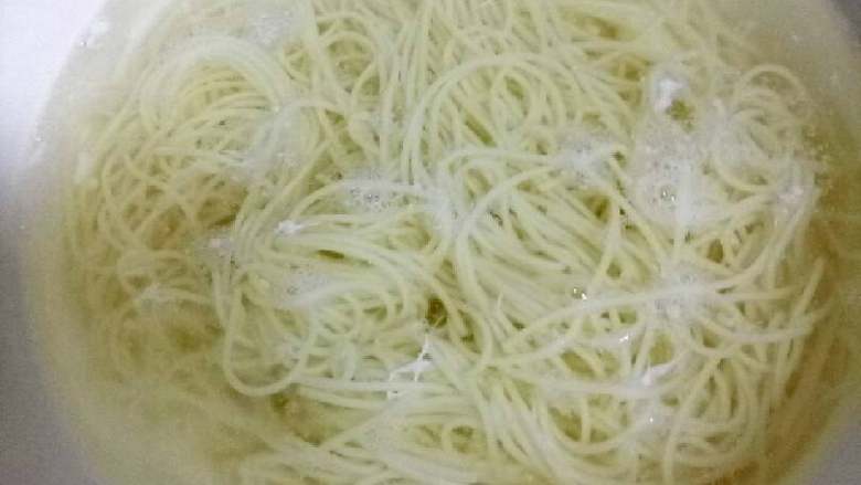 辣番茄风味汤面,可在步骤3时开始煮面,(因为煮开水也需要时间),打入两个荷包蛋。挂面过冷水,沥水待用。