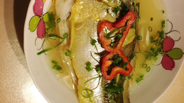 原始风木耳菜红白豆腐黄鱼包饭,冰鲜小<a style='color:red;display:inline-block;' href='/shicai/ 378'>黄鱼</a>冼净,加黄酒、姜蒜适当清蒸,不放油、少量盐。