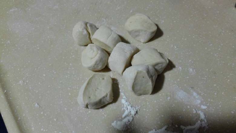 巧果,发酵至2倍大,取出用手揉均,揉的时间越长,越好吃。搓成长条切成小剂子。