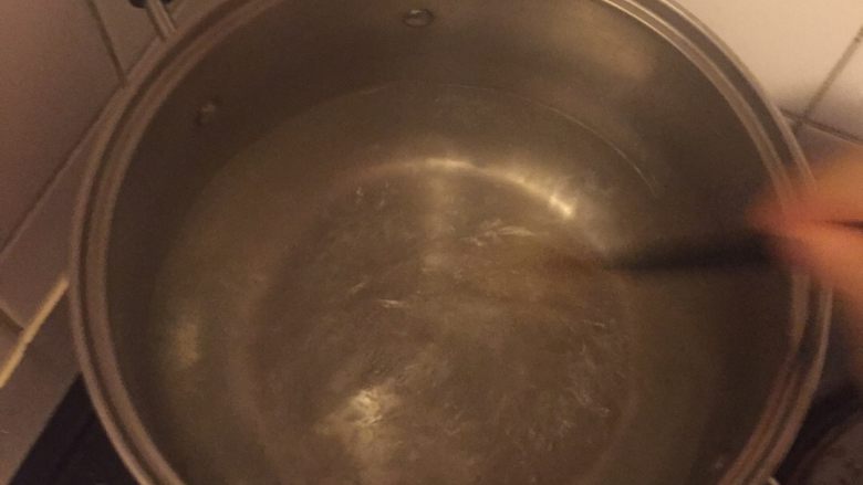 水波蛋,水开后,拿一根筷子或者一个勺子疯狂的在水里面画圈