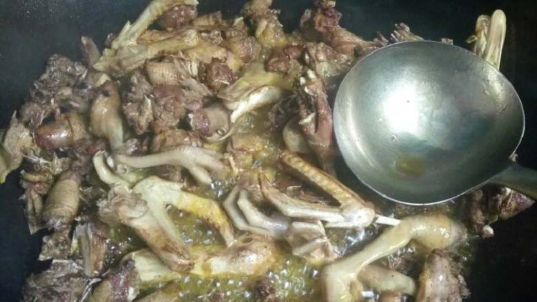 刘强神菜系!,再放油炒出鸭子油份,一定要把鸭孑油炒出来,闻到香气