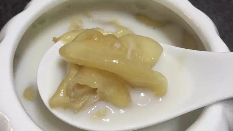 椰汁雪莲子炖黄花胶