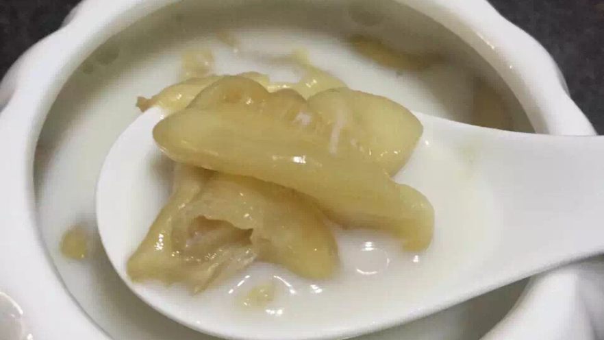 椰汁雪莲子炖黄花胶