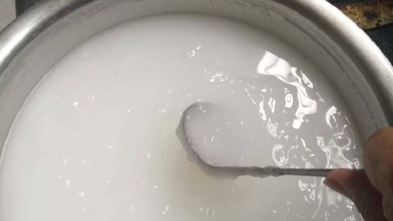 刘强神小吃,上火不停的搅拌