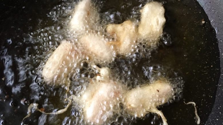 拔丝桃心❤️💕💕💕,油倒入锅中,六成热下桃