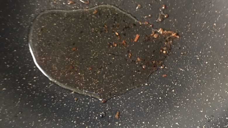 拔丝桃心❤️💕💕💕,锅中倒入一点油(只要一点点)