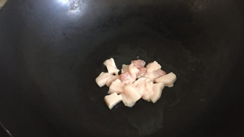 黄豆炸酱,先把肥<a style='color:red;display:inline-block;' href='/shicai/ 6081'>肉</a>放进去，炼油