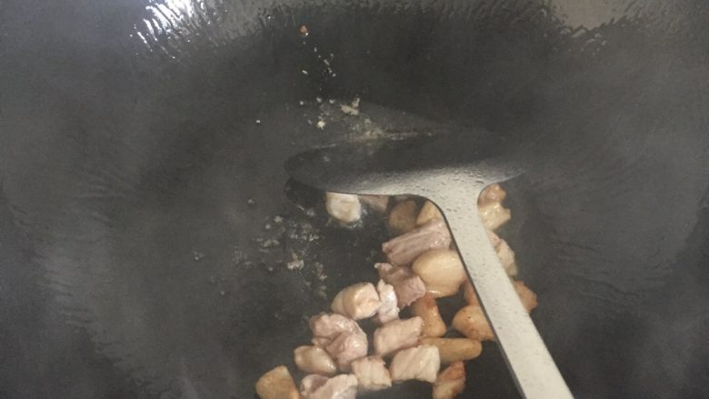 黄豆炸酱,瘦肉放进去一起炒