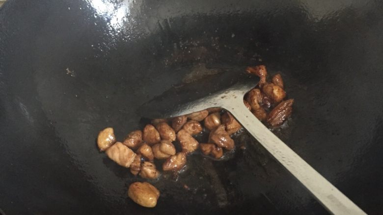 黄豆炸酱,放点老抽，生抽和盐