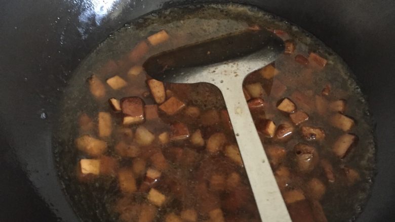 黄豆炸酱,放点水烧