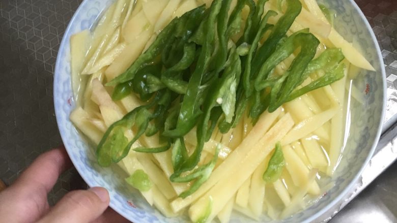 青椒土豆丝,切好，放水里泡会