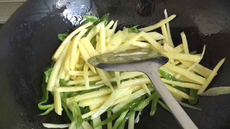 青椒土豆丝,油烧开，放进去炒