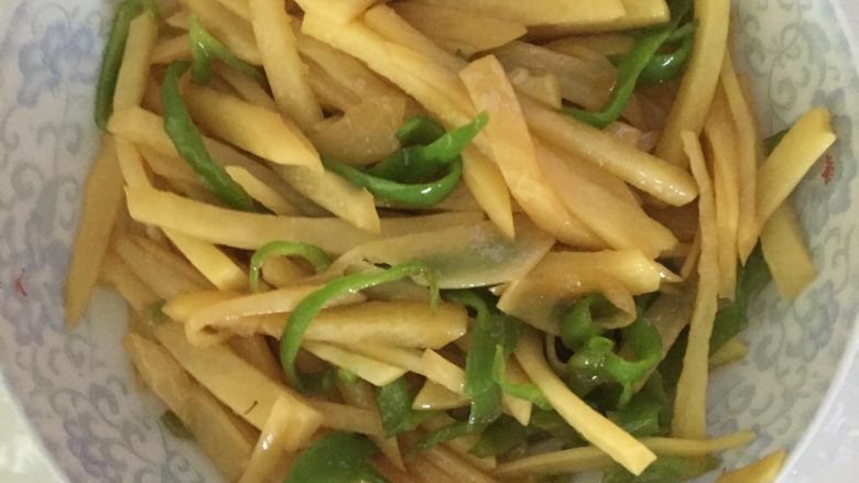 青椒土豆丝,中途放点盐和生抽，就可以咯。