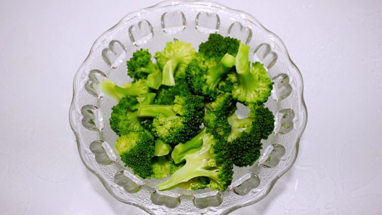 色诱沙拉,切小块煮熟