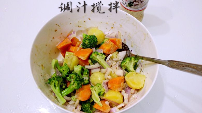 色诱沙拉,淋汁搅拌