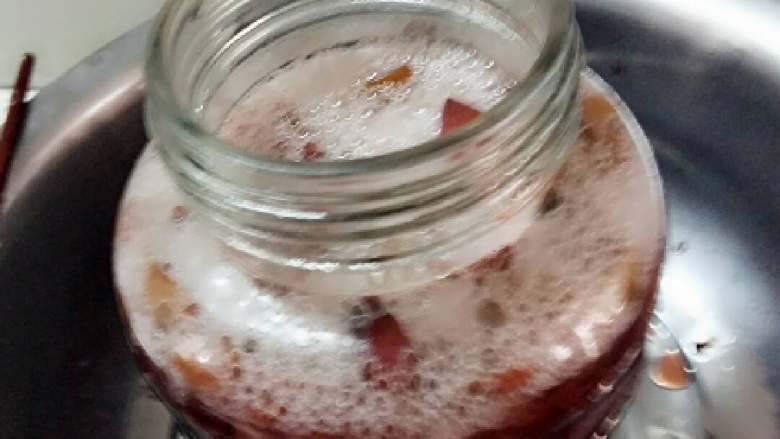 自制葡萄酒,1-2天之后葡萄皮浮到了上面,还出现了许多泡泡,这是正常现象,拿一条干净的筷子搅拌一下,把葡萄皮尽量浸泡在液体里,因为葡萄酒红色素主要来源于葡萄皮紫紫的颜色。