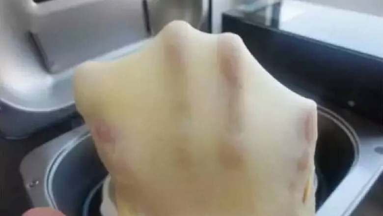 菠萝酥粒蛋糕,直至能拉出薄而有韧性的手膜时揉面结束,没有膜则继续揉。