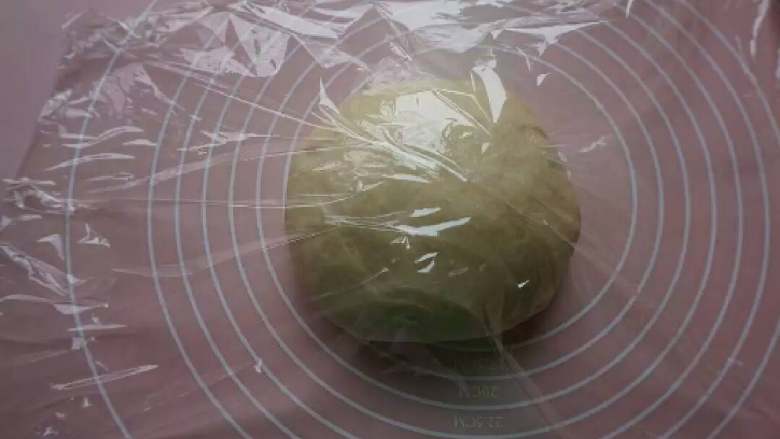 菠萝酥粒蛋糕,然后将面团收圆,盖上保鲜膜静置10分钟。