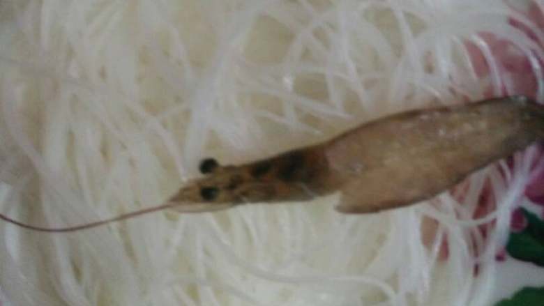 粉丝开背虾,米粉提前泡一下小时,虾从背上开